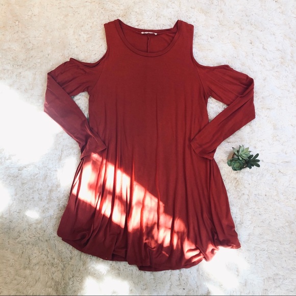 Uge Tops - EUC Uge Cold Shoulder Tunic - Small